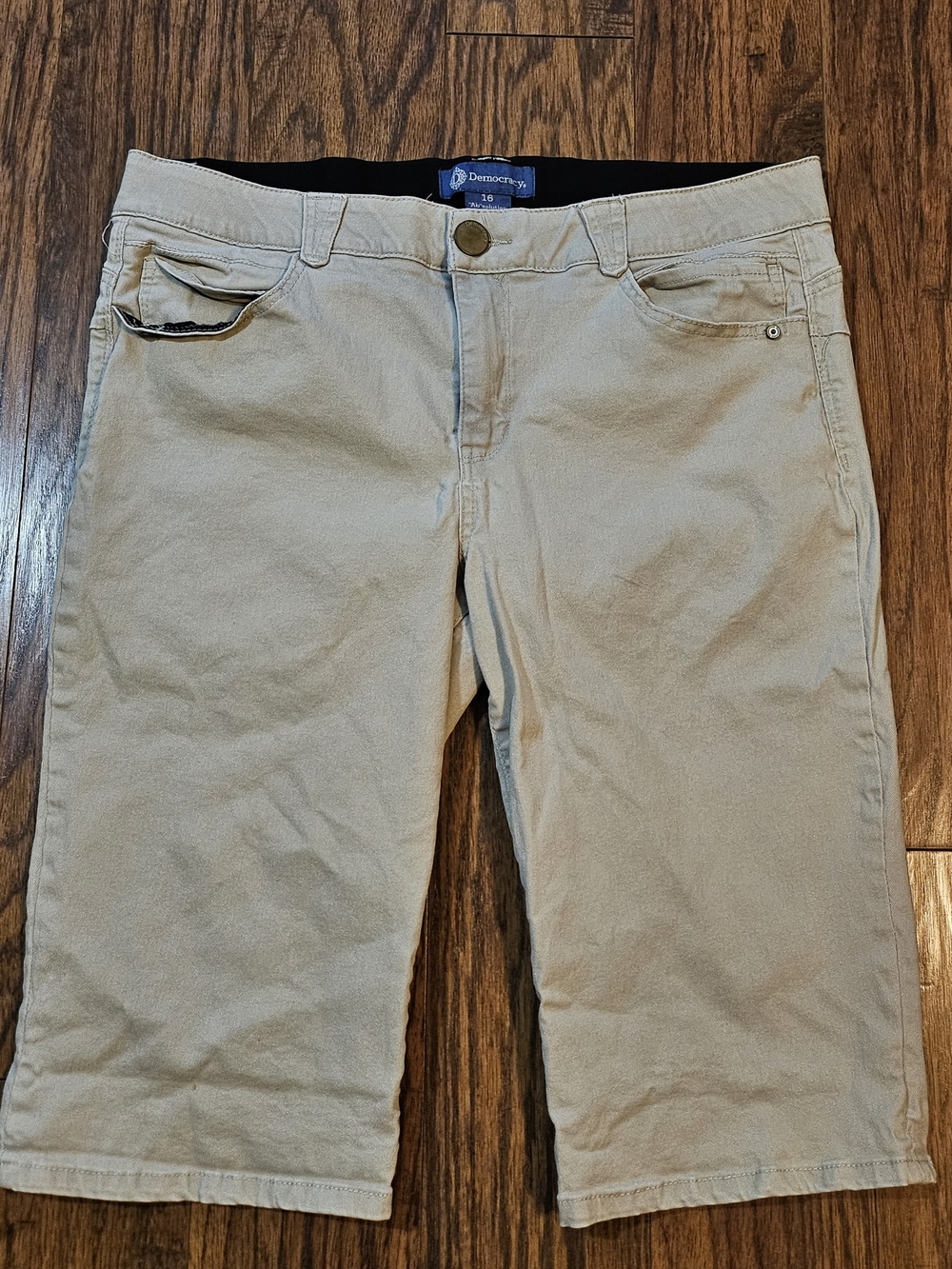 Democracy Women’s “Ab”solution Khaki Bermuda Shorts Size 16 Mid Rise Stretch
